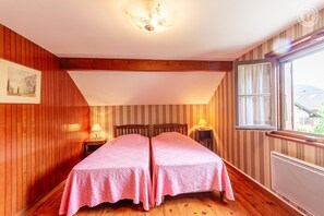 3 chambres, fer et planche à repasser, lit de bébé portatif