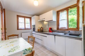 Fridge, oven, stovetop, coffee/tea maker