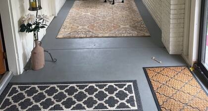Charming 3-bedroom bungalow with AC, WiFi in delightful Terre Haute