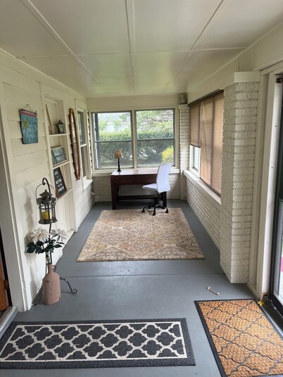 Charming 3-bedroom bungalow with AC, WiFi in delightful Terre Haute