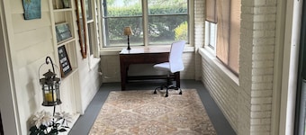 Charming 3-bedroom bungalow with AC, WiFi in delightful Terre Haute