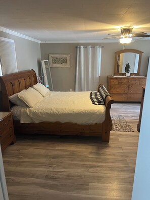 3 slaapkamers, een bureau, een strijkplank/strijkijzer, gratis wifi