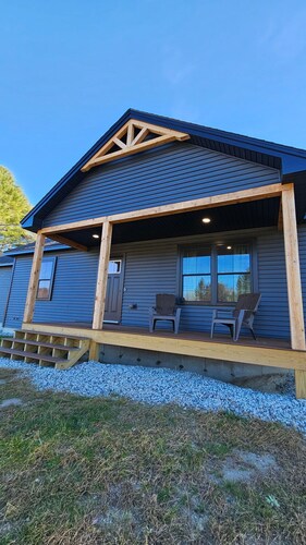 Escape for 8. HotTub, Gym, Firepit, Brook & Big Yard Near Outdoor Adventures