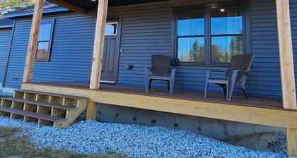 Escape for 8. HotTub, Gym, Firepit, Brook & Big Yard Near Outdoor Adventures