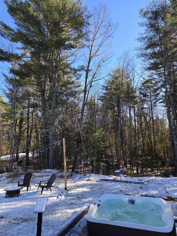 Outdoor spa tub - Escape for 8. HotTub, Gym, Firepit, Brook & Big Yard Near Outdoor Adventures (Harrison)