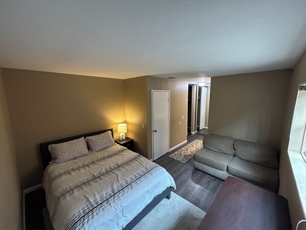 3 habitaciones, tabla de planchar con plancha y ropa de cama 