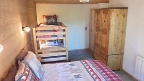 4 bedrooms, iron/ironing board, travel cot, free WiFi - 14-person chalet in the heart of the ski resort. Handicap tourism (Laveissière)