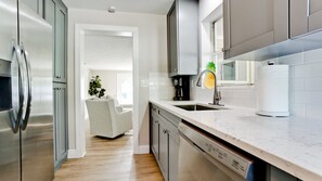 Mikrobølgeovn, ovn, kokeplater og oppvaskmaskin