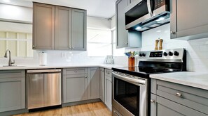 Fridge, microwave, oven, stovetop - Saltwater Heated Pool + HotTub : Tropical Terrace (Bradenton)