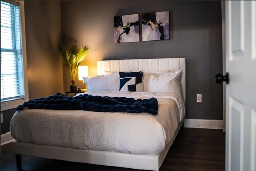 The Blue Oasis- Charming 2-bedroom Condo in University Area with Privacy Balcony