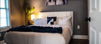 The Blue Oasis- Charming 2-bedroom Condo in University Area with Privacy Balcony