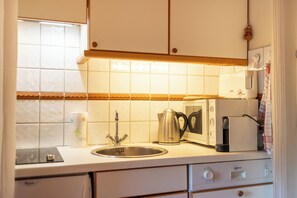 Fridge, oven, dishwasher, coffee/tea maker