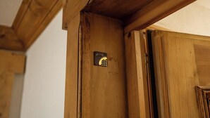 Moldura de porta de madeira com uma placa de metal com a inscrição 