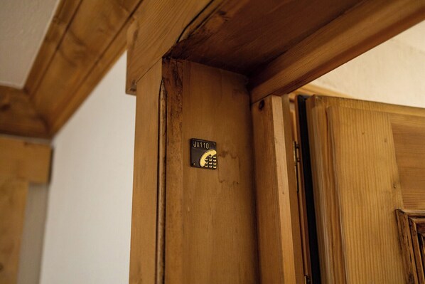 Marco de puerta de madera con una placa metálica que dice "JA110".
