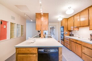 Fridge, microwave, oven, stovetop - Spacious, vintage home near River in Richland! (Richland)