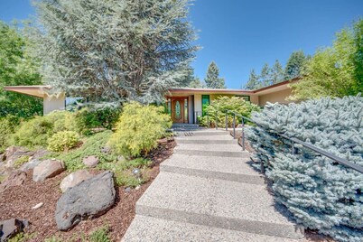 Spacious, vintage home near River in Richland!