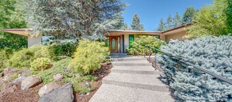 Spacious, vintage home near River in Richland!