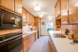 Fridge, microwave, oven, stovetop - Spacious, vintage home near River in Richland! (Richland)