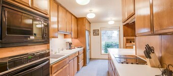 Spacious, vintage home near River in Richland!