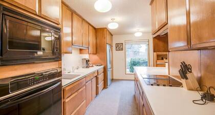 Spacious, vintage home near River in Richland!