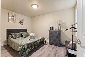 Tabla de planchar con plancha, wifi y ropa de cama 