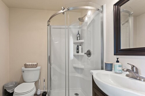 Cheerful 1-bedroom home in Midtown, shared HOT TUB
