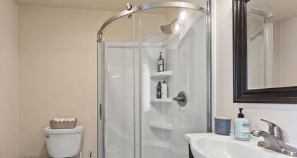 Cheerful 1-bedroom home in Midtown, shared HOT TUB