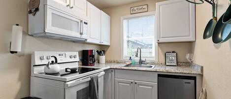 Réfrigérateur, micro-ondes, four, plaque de cuisson