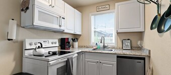 Cozy 1 bedroom home in Midtown, shared HOT TUB