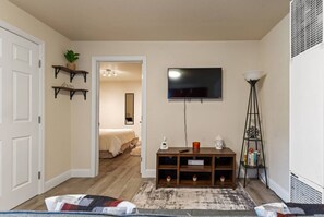 1 غرفة نوم ومكواة/لوح كي وواي فاي وملاءات أسرّة