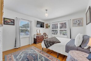 Iron/ironing board, travel cot, WiFi, bed sheets