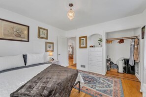 Iron/ironing board, travel crib, WiFi, bed sheets