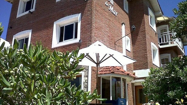 A brick building with a sign reading "Hosteria Totem 4 Mar." - Totem de Mar (Valeria del Mar)