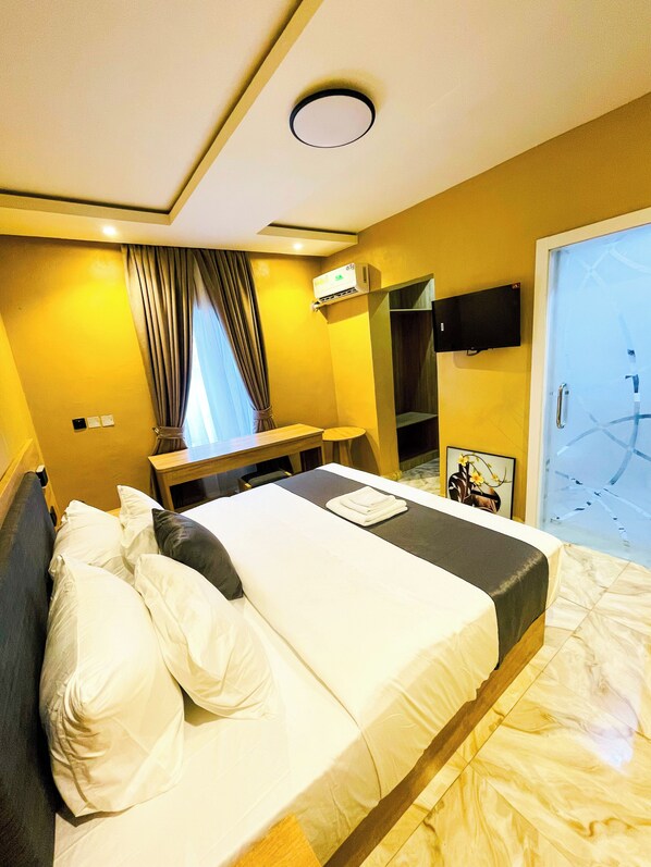 3 عدّة غرف نوم وواي فاي وملاءات أسرّة