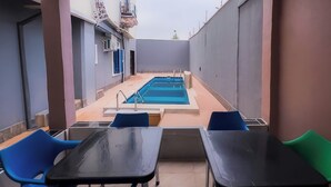 حمام سباحة