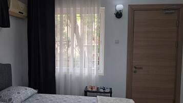 Comfort-Apartment, Mehrere Betten, Küche, Gartenblick | Laptopgeeigneter Arbeitsplatz, Verdunkelungsvorhänge