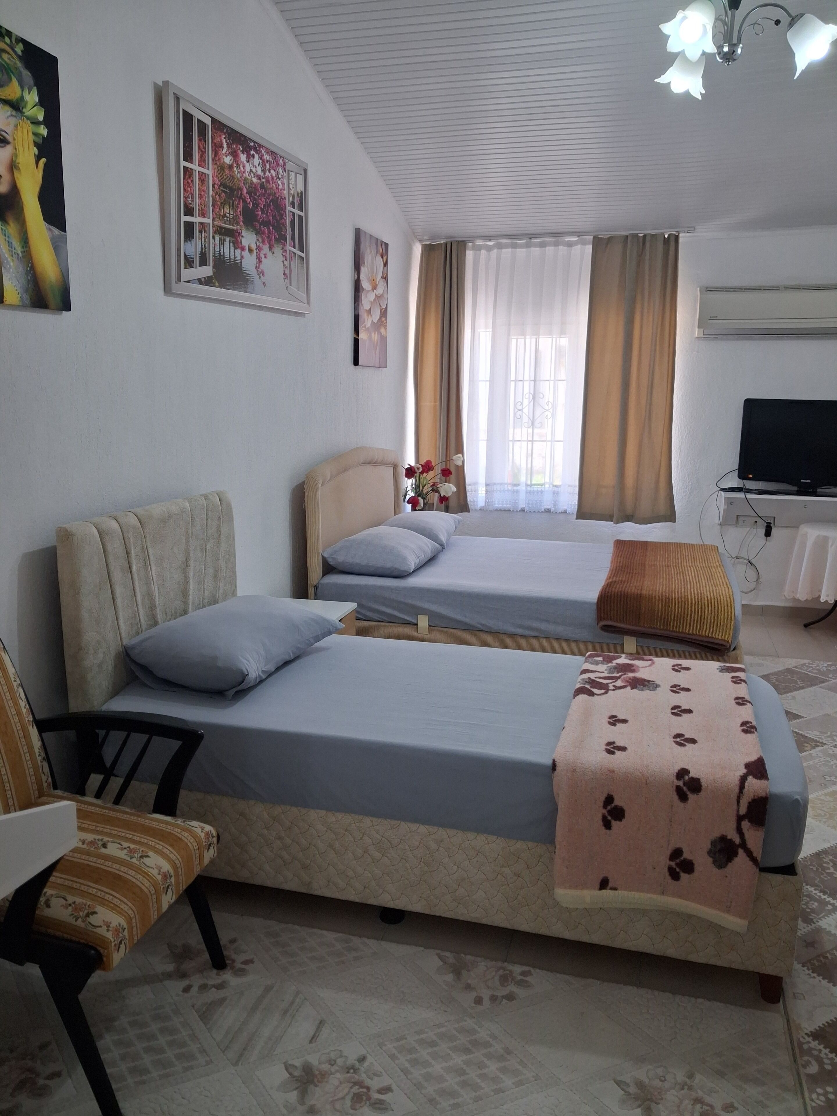 Neljän hengen comfort-huone, useita sänkyjä, patio, näköala puutarhaan | Kannettavalle tietokoneelle sopiva työtila, silitysrauta/-lauta