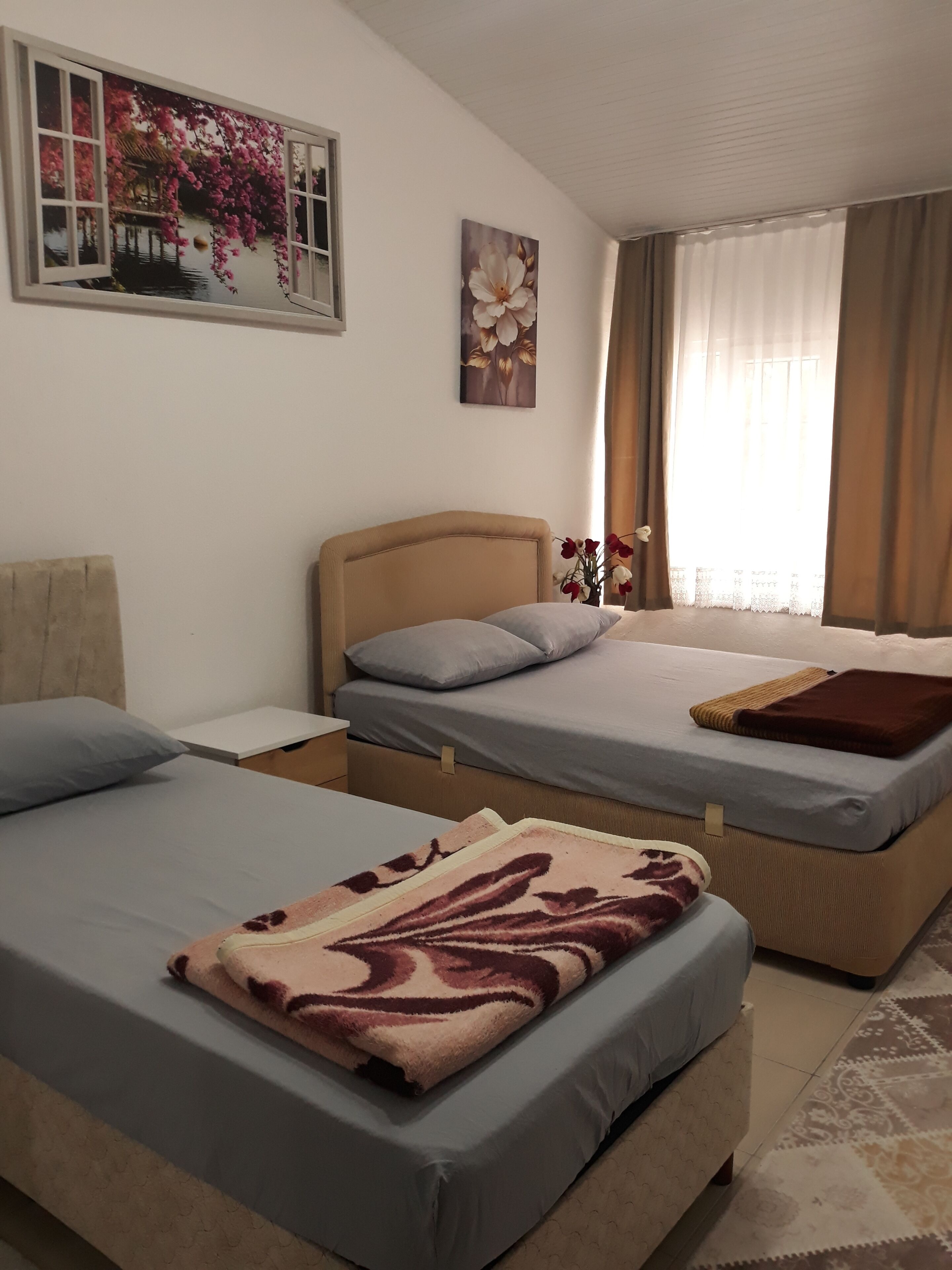 舒适四人房, 多张床, 露台, 花园景观 | 笔记本电脑工作区、熨斗/熨衣板