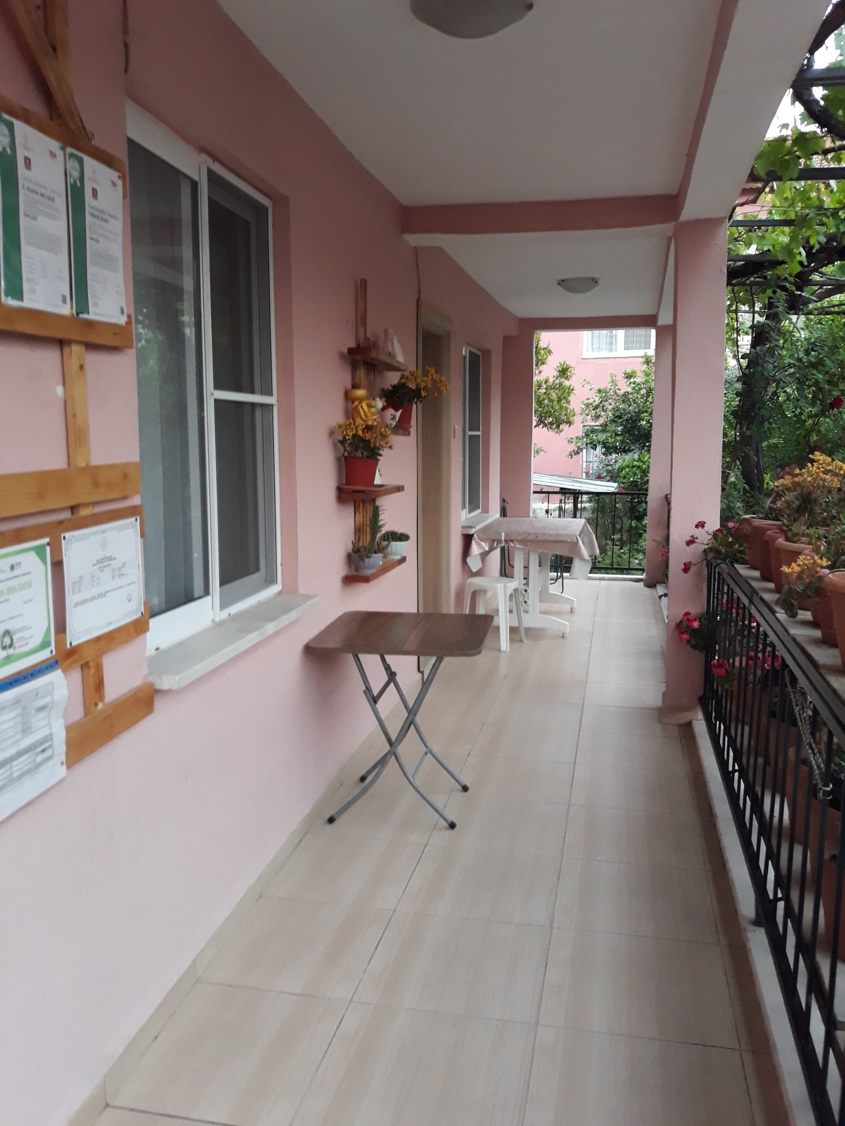 Comfort-huoneisto, useita sänkyjä, keittiö, näköala puutarhaan | Ulkoruokailutilat