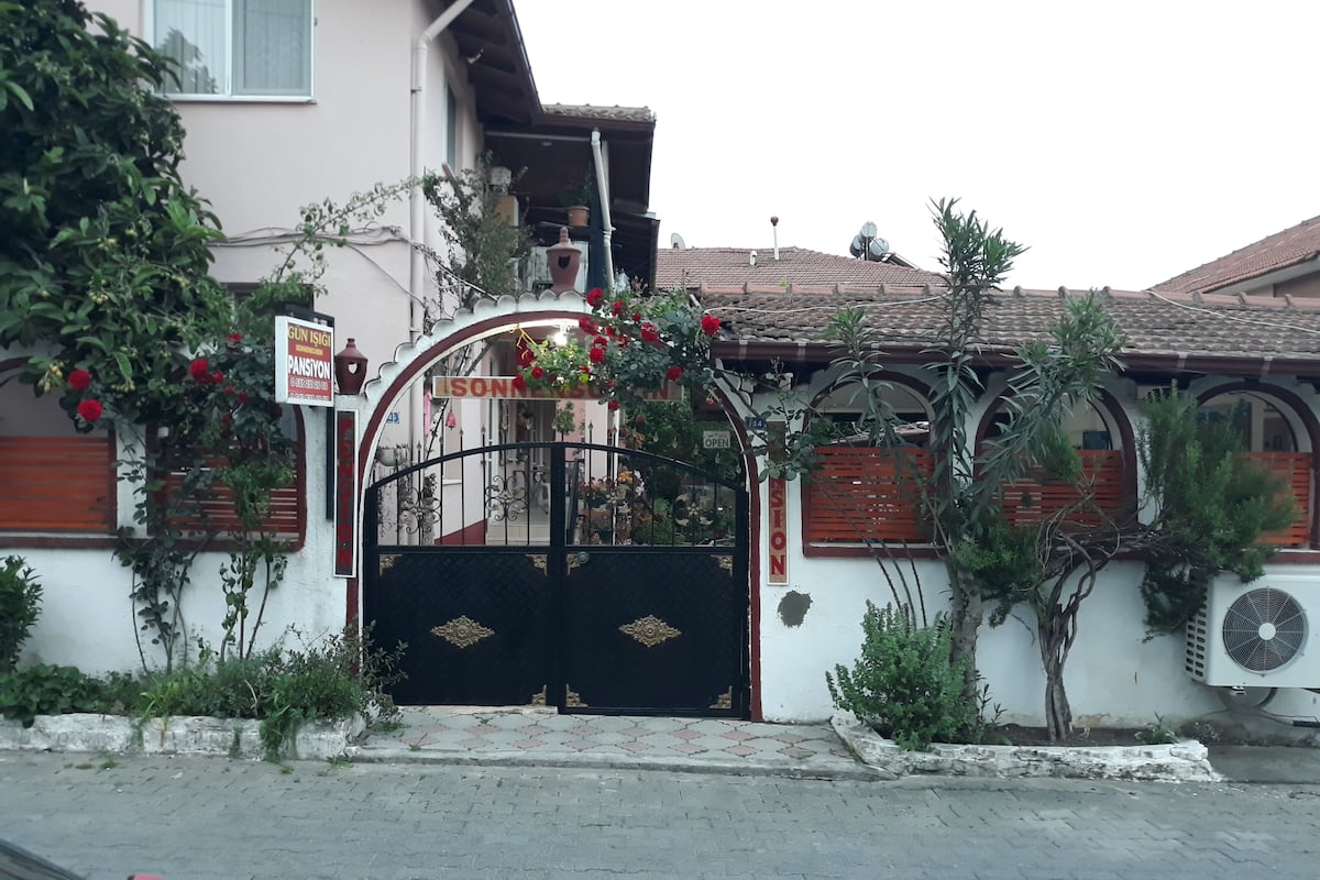 คอมฟอร์ทอพาร์ทเมนท์, หลายเตียง, ห้องครัว, วิวสวน | พื้นที่ทำงานแบบใช้แล็ปท็อป, เตารีด/โต๊ะรีดผ้า