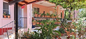 Quarto quádruplo conforto, várias camas, varanda, vista para o jardim | Fachada