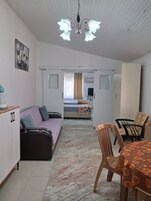 Quarto quádruplo conforto, várias camas, varanda, vista para o jardim | Cozinha privada | Geladeira grande, fogão, cooktop, lava-louças