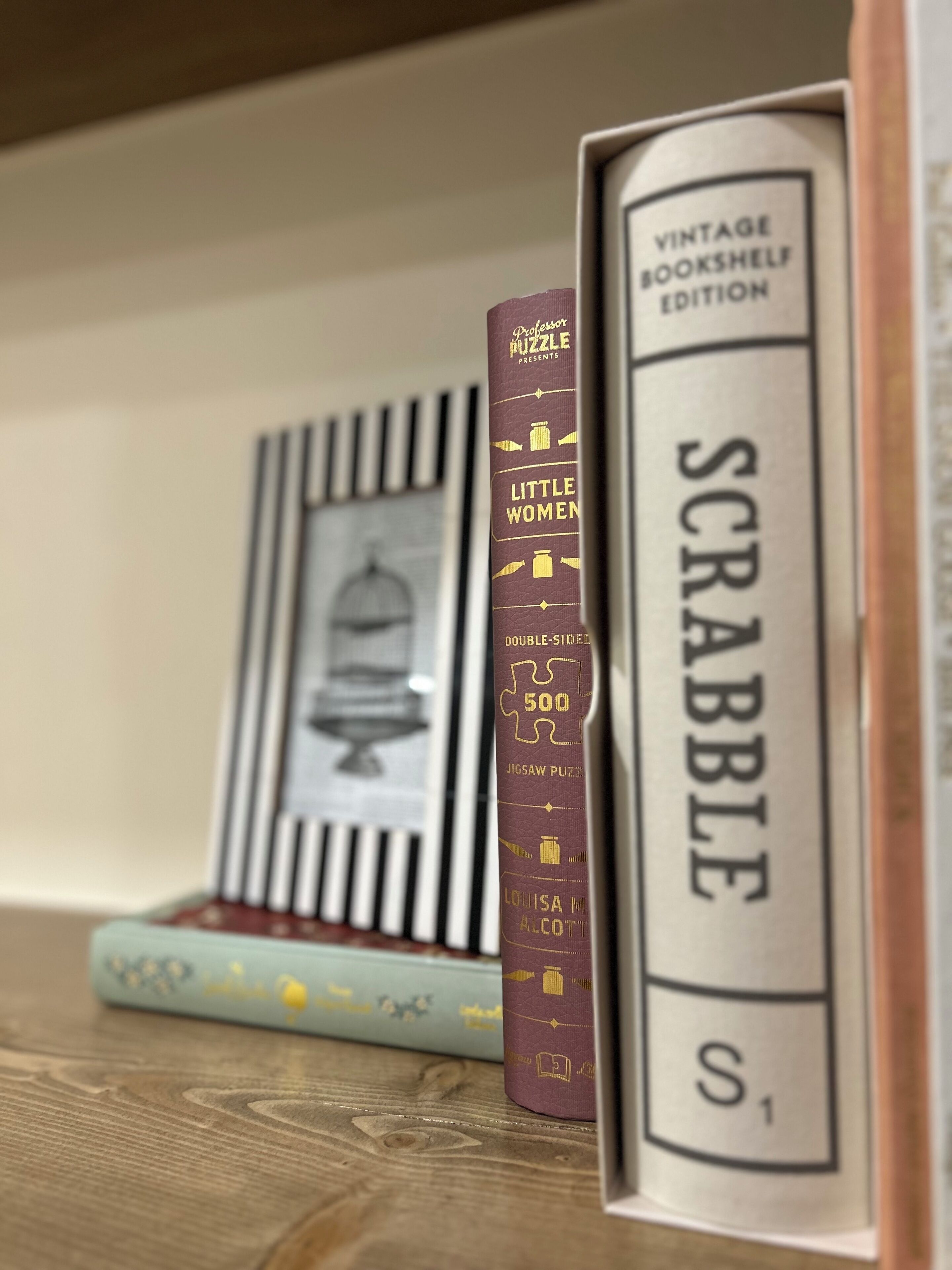 Una estantería con libros y un rompecabezas.