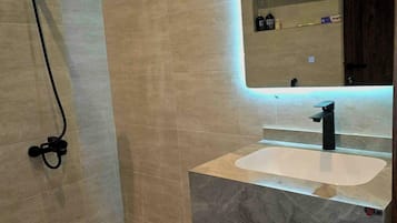 Douche, bidet, serviettes fournies, savon