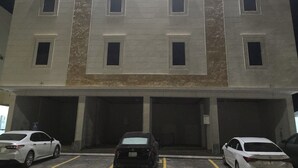 A multi-story parking garage with several cars parked. -  فايان استديو مودرن بسرير مزدوج وصالة ودخول ذكي في المنطقة الحية في شمال بريدة (Buraydah)