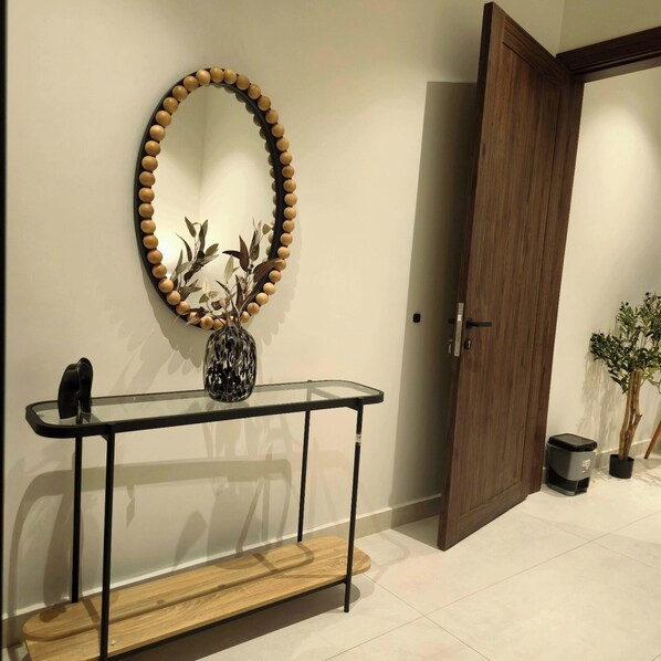 Interior -  فايان استديو مودرن بسرير مزدوج وصالة ودخول ذكي في المنطقة الحية في شمال بريدة (Buraydah)