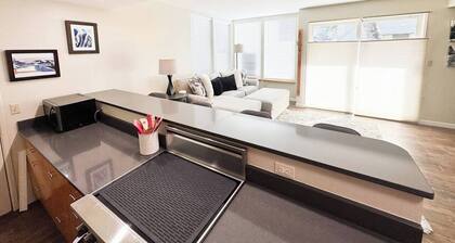 Chic Slopeside Ground Floor 1 Bedroom Condo