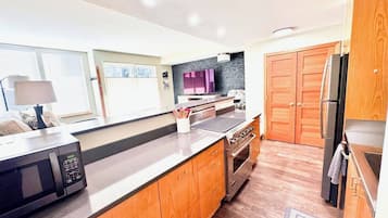 Geladeira, micro-ondas, fogão, cooktop