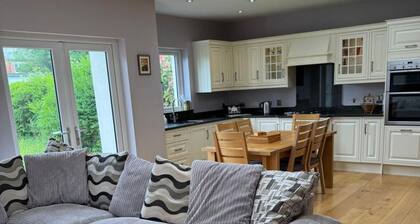 ☘️Spacious Family Home in Belfast