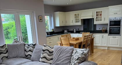 ☘️Spacious Family Home in Belfast